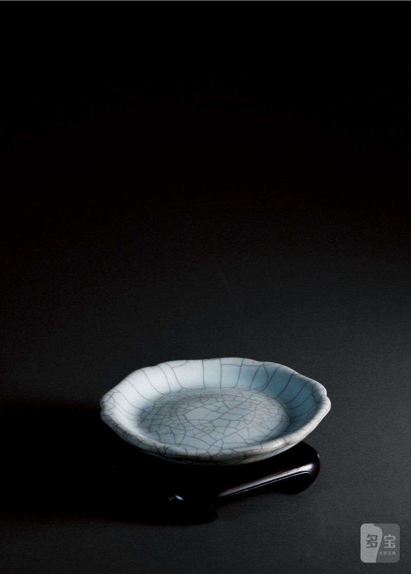 明·仿官釉葵口盘